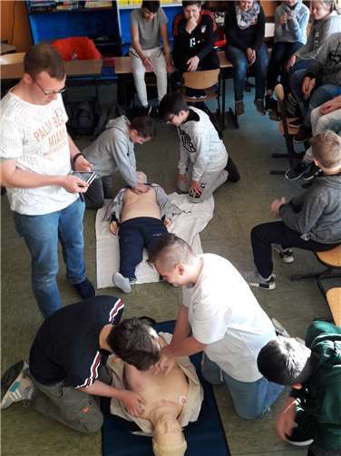 An Puppen übten die Siebtklässler unter anderem eine Herzdruckmassage. privat