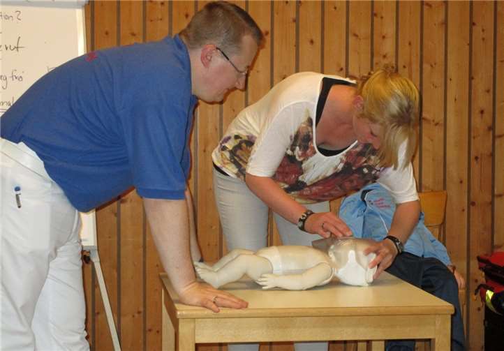 An Säuglings- und Kinderpuppen konnte die spezielle Beatmung und Herzdruckmassage für Säuglinge und Kinder eingeübt werden.Andrea Feld