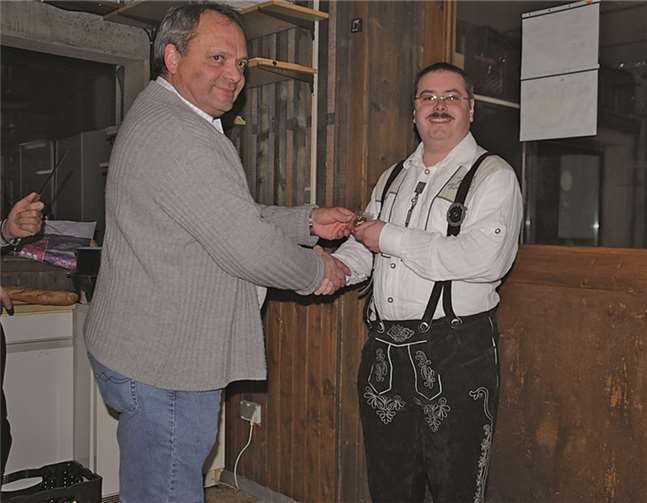 An Schützenbruder Pascal Reinhart wurde das Abzeichen für den besten Schützen der Vereinsmeisterschaft KK übergeben. privat