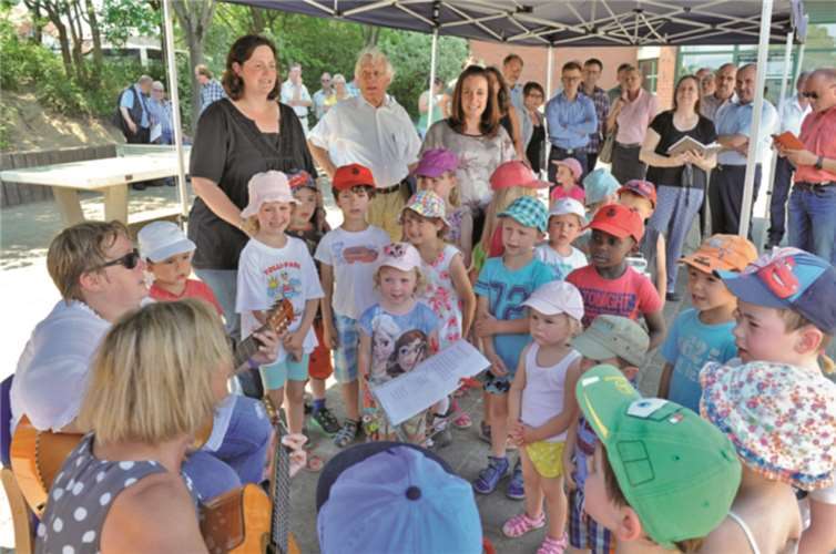 „An Tagen wie diesen“ sangen die Kinder, denn es machte ihnen besonders viel Spaß bei der offiziellen Einweihung der gemeinsamen Mensa von der Grundschule und des Kindergartens Ringen dabei zu sein. JOST