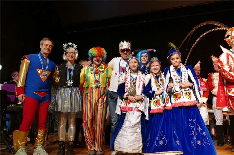 An Weiberfastnacht feierte die Gesamtschule Rheinbach unter der federführenden Organisation von Herrn Michels (Abteilungsleiter I an Standort I) und Herrn Preuth (Musiklehrer am Standort II) wie jedes Jahr den Beginn der jecken Woche als einzige weiterführende Schule mit zwei großen Veranstaltungen an zwei Standorten.