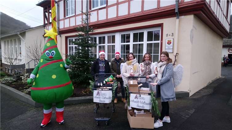An alle Haushalte in Alken wurden Handzettel und Grußkarten verteilt, die mit Adressen und einem Weihnachtswunsch an andere Alkener versehen werden konnten.Foto: privat