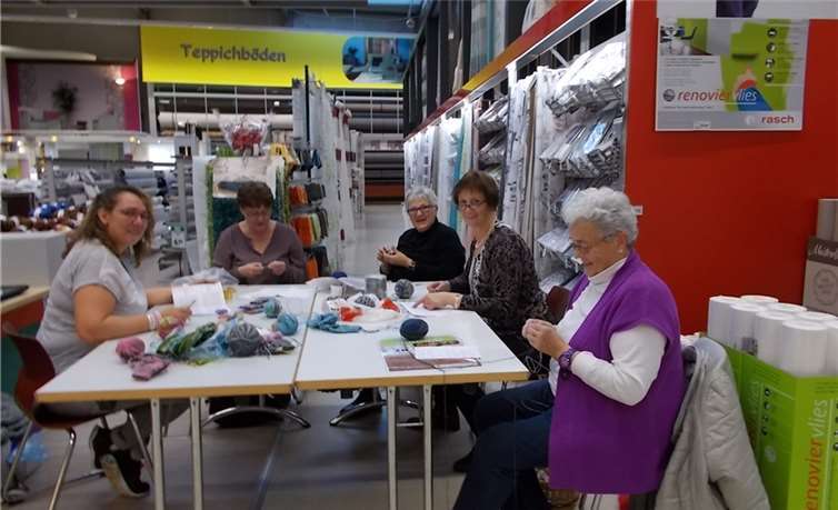 An allen Advents-Samstagen lädt röhrig zu interessanten Aktionen rund um den Weihnachtsmarkt ein. Am ersten Adventssamstag begeisterten hier die Strick-Vorführungen.