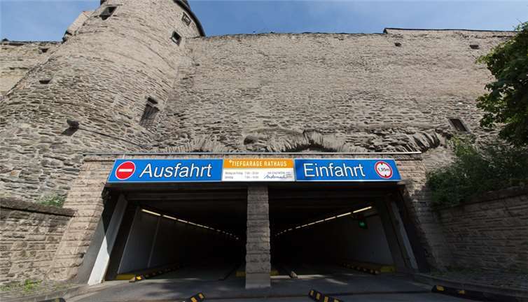 An allen Samstagen im Advent können die Kunden im „Parkhaus am Stadtgraben“ sowie in der „Tiefgarage Rathaus“ kostenfrei parken.Arne Flander