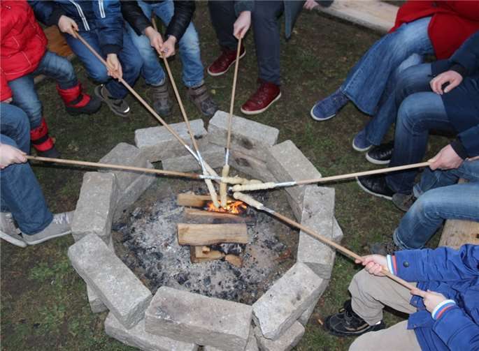 An allen Tagen wird vor dem Zelt des Kinderschutzbunds Stockbrot gebacken. DKSB Kreis Ahrweiler