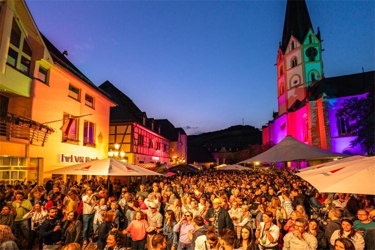 An allen Veranstaltungstagen gibt es Live-Musik auf dem Ahrweiler Marktplatz.