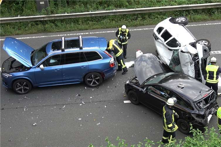 An allen drei Fahrzeugen entstand Totalschaden. 