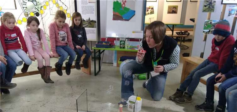 An anschaulichen Experimenten wurden Aspekte und Probleme in der Klimaentwicklung aufgezeigt.