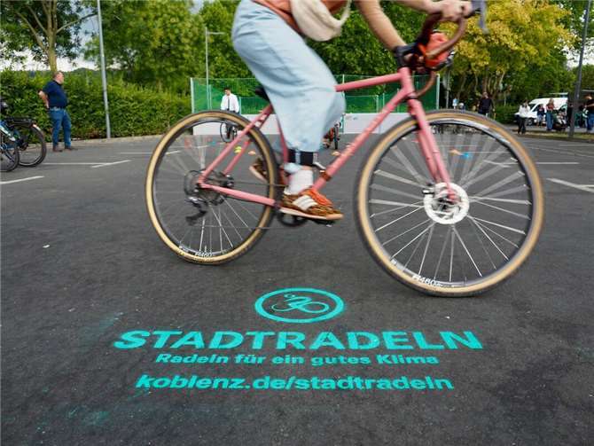An ausgewählten Stellen in der Stadt wiesen mehrere Kreidepiktogramme auf die STADTRADELN-Kampagne hin, die mit Rekordergebnissen zu Ende ging. Foto: Stadt Koblenz / Ralph Emmerich