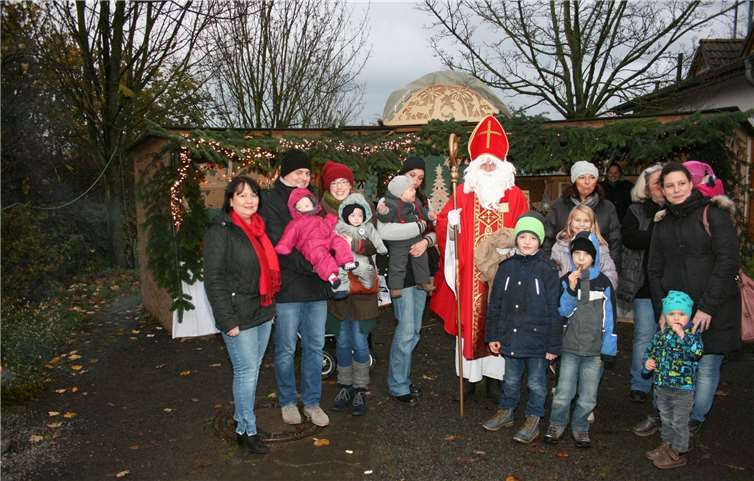 An beiden Tagen besuchte der Nikolaus denWeihnachtsmarkt und erfreute die Kids mit Gepäck. Foto: -WK-