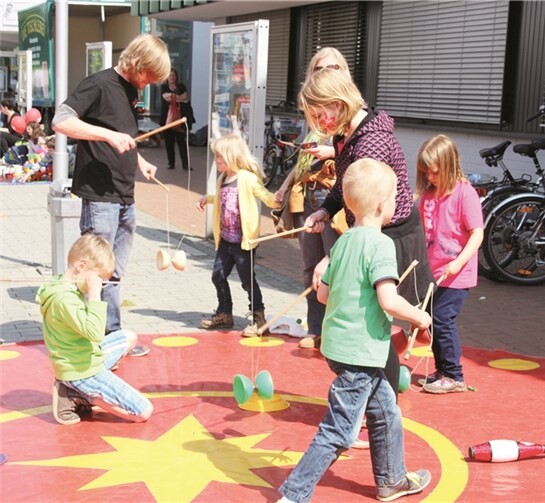 An beiden Tagen des Frühlingsfestes gastierte die Zirkusschule „reinspaziert“ und präsentierte Mitmachzirkus für Groß und Klein.
