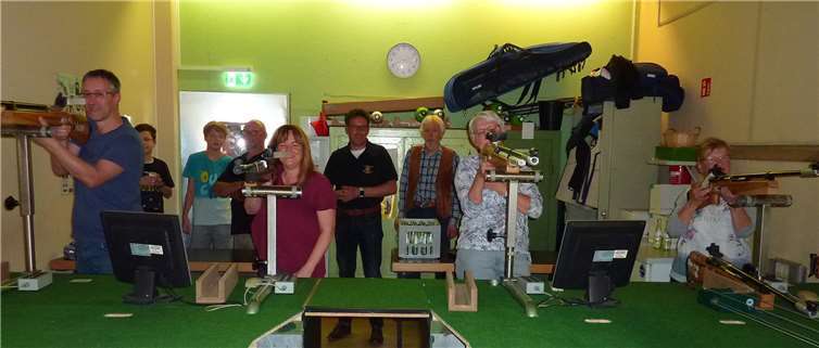 An beiden Tagen des Ostereierschießens waren die elektronischen Druckluft-Waffenstände ständig belegt. Insgesamt wechselten über 2500 Eier den Besitzer. Foto: Hans Hartenfels