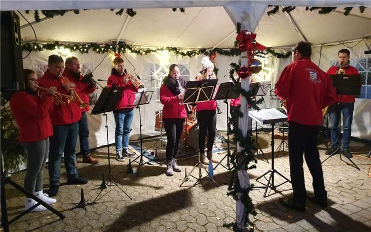 Weihnachtliche Klänge und allerhand Leckereien An beiden Tagen wurden die Besucher mit Musik unterhalten. Foto: PSM