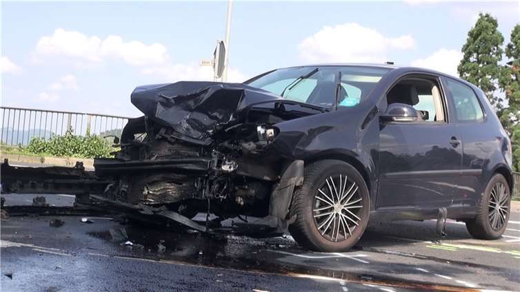 An beiden unfallbeteiligten Fahrzeugen entstand wirtschaftlicher Totalschaden.  Foto: WinklerTV