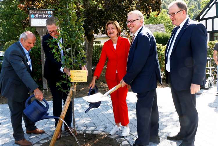 An das 750 jährige Bestehen der Gemeinde soll das Pflanzen des Baumes innern, den die rheinland-pfälzische Ministerpräsiden Malu Dreyer zusammen mit Landrat Jürgen Pföhler, assistiert vom Ortsbürgermeister Ewald Neiß und erstem Beigeordneten Udo Breuer (li.) und fachmännisch begutachtet von Bürgermeister Guido Nisius in die Erde brachten.