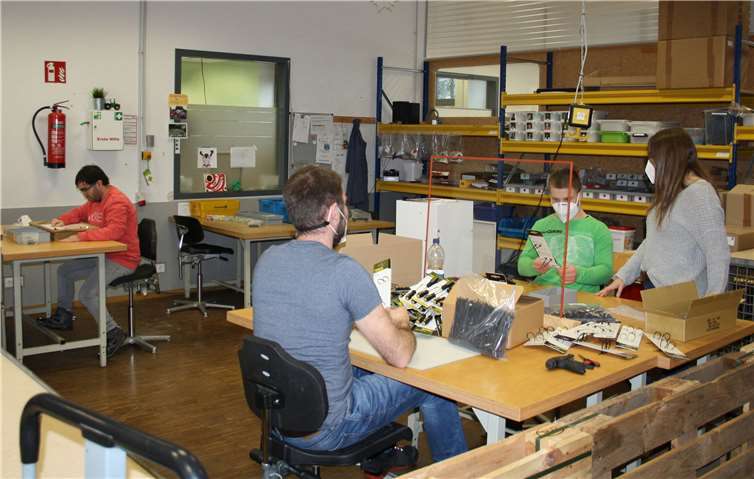 An das Masketragen mussten sich die Beschäftigten erst gewöhnen. Fotos: : Thomas Zenner