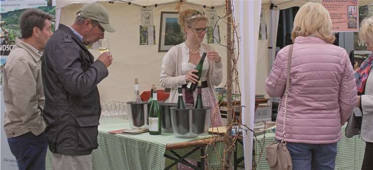 An dem Moselstand begeisterte Weinkönigin Laura Bleser viele Besucher aus Thüringen und Sachsen, die zum röhrig-Moselweinfest gekommen waren. privat