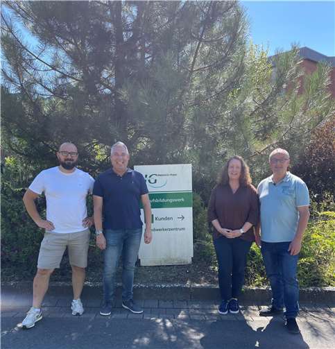 An dem Treffen nahmen Rebekka Zils, Ausbildungsleitung im BBW Neuwied, Andreas Schmidt Profit-Center, Leiter des Handwerkerzentrums im BBW Neuwied, Ralf Winn, Kreishandwerksmeister, sowie Matthias Dahmen, Geschäftsstellenleiter der Kreishandwerkerschaft Rhein Westerwald, teil.  Foto: BBW Neuwied