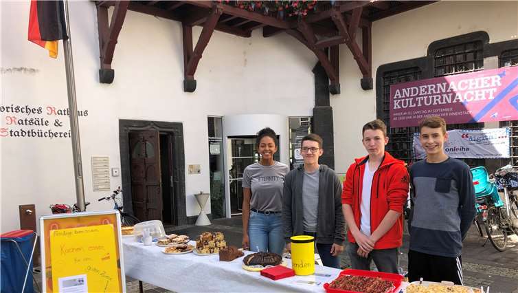 An dem Verkaufstand der Firmlingevor dem alten Rathaus in Andernach konnten die Passanten gegen eine Spende ein Stück Kuchen erwerben. privat