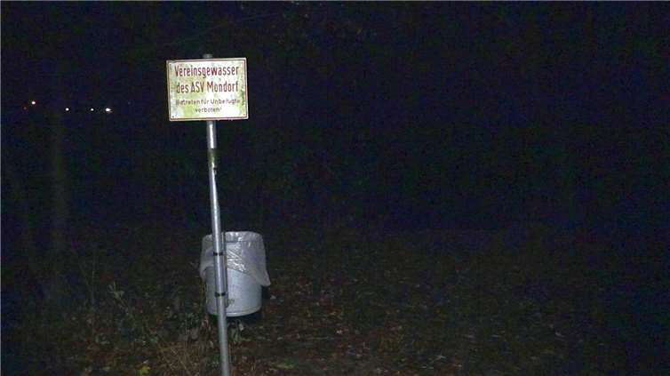 •An dem Weiher bei Sankt-Augustin-Menden hatten Spaziergänger Gegenstände des 17-jährigen Mädchens gefunden. Foto: NonstopNews