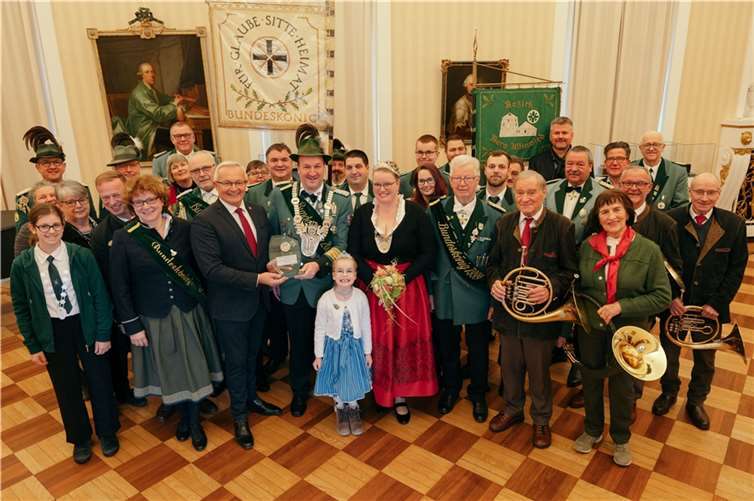 An dem festlichen Empfang von Landrat Achim Hallerbach für den Bundeskönig 2023/2024 Michael Kaul in Roentgenmuseum nahmen außer dem Bundeskönigspaar mit Familie und Mitgliedern der beiden Bruderschaften auch frühere Bundeskönige und die 1. Bundeskönigin sowie die Bezirksbundesmeister der drei Verbände Linz-Neuwied, Burg Altenwied und Wied im Landkreis Neuwied teil.  Foto: Martin Boden/Kreisverwaltung Neuwied