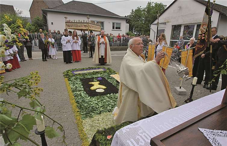 An den Altären machte die Fronleichnamsprozession der Gläubigen in Kehrig Station, um gemeinsam mit Monsignore Dr. Peter Wolf und Diakon Winfried Stadtfeld (vorn) den Bund mit Jesus zu bekräftigen.privat