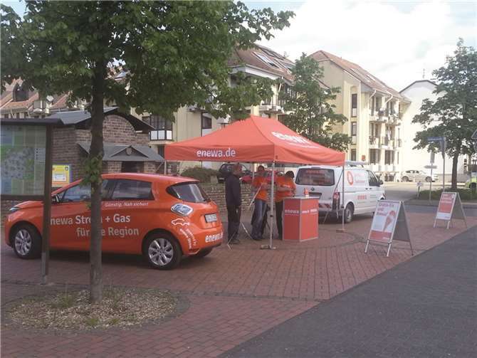 An den Beratungsständen können sich Kunden beraten lassen und bei dem schönen Wetter noch ein Gratiseis genießen. privat