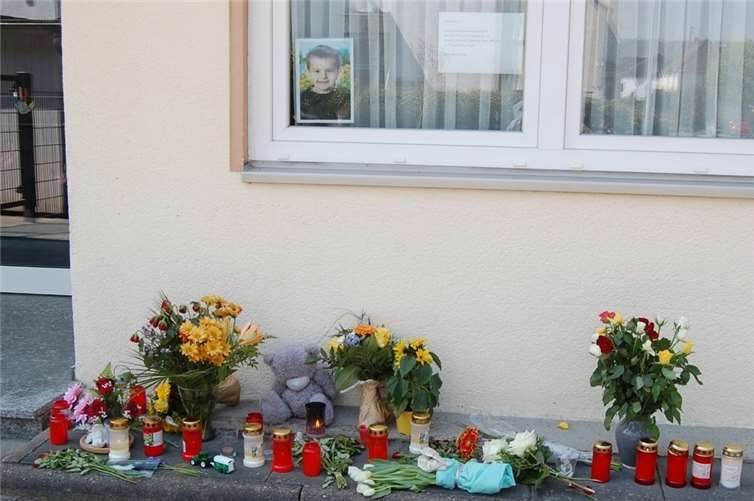 An den Dreijährigen erinnert ein Foto im Fenster des Kindergartens, sowie Blumen und Kerzen.FA
