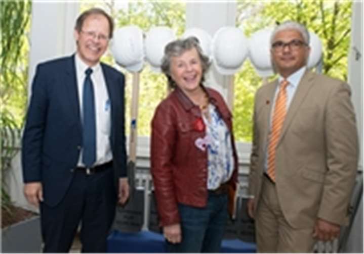 An den Feierlichkeiten nahmen auch Ashok-Alexander Sridharan, Oberbürgermeister der Bundesstadt Bonn, Kabarettistin Margie Kinsky sowie Mathias Richter, Leiter des Referats „Grundsatz und Bauangelegenheiten“ im NRW-Ministerium für Innovation, Wissenschaft und Forschung, teil.