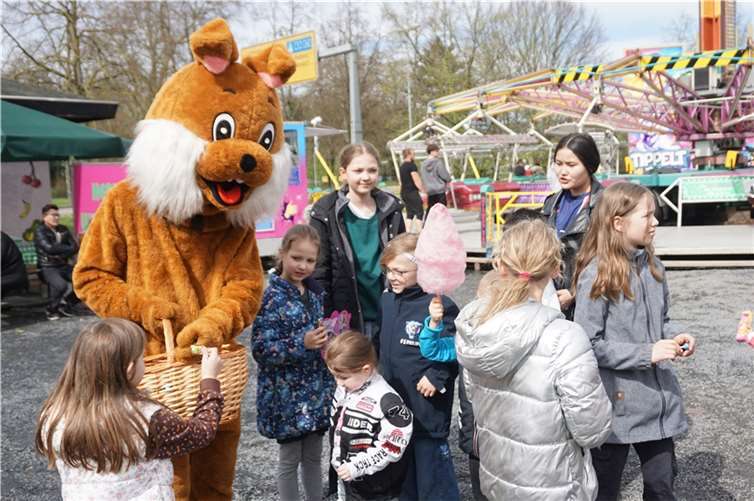 An den Festtagen stattete der Osterhasedem Rummel einen Besuch ab und verteilte Schokolade.