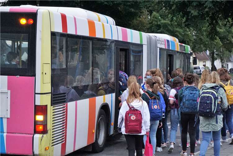 An den Haltestellen und in den Schulbussen herrscht Gedränge.Foto: FF