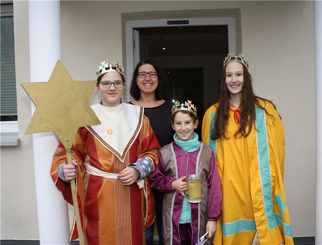 An den Haustüren der Einheimischen trafen die kleinen Sternsinger auf zahlreiche gewogene Spender.