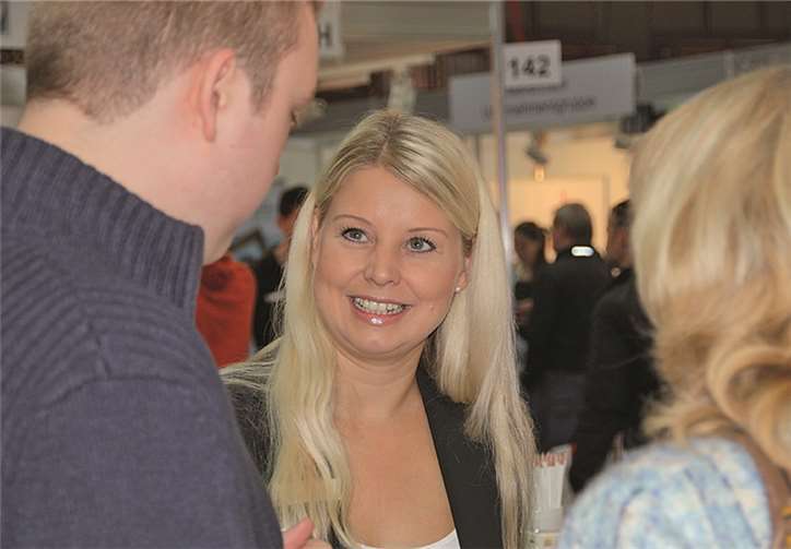 An den Info-Ständen erfahren die Interessenten aus erster Hand - von Azubi zu Azubi - alles Wissenswerte über den jeweiligen Beruf.