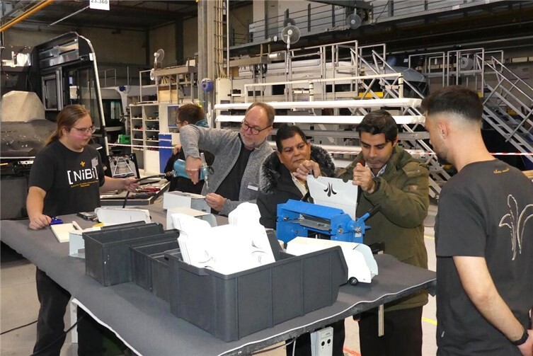 An den Informationsständen konnten die Besucher des Karrieretages an Technik und Werkstoff auch selbst einmal Hand anlegen.