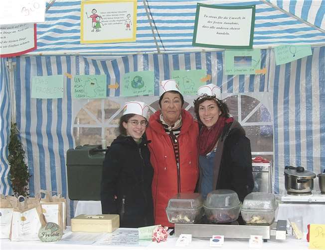 An den Kartoffelständen wurden fleißig Kartoffeln für den guten Zweck verkauft.privat