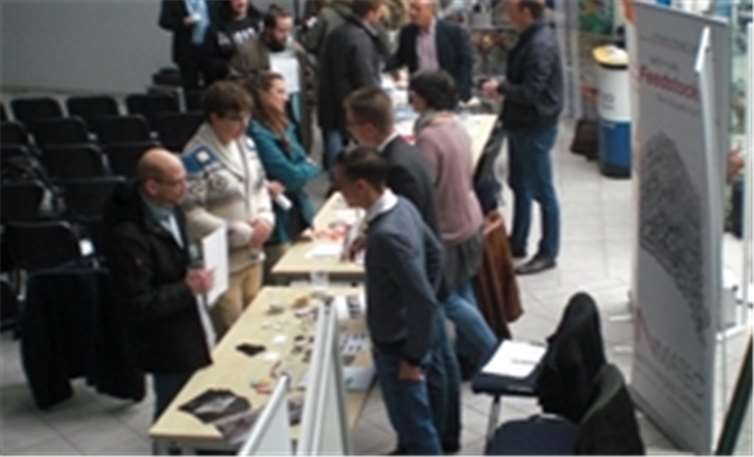 An den Messeständen erhielt man umfassende Informationsmaterialen