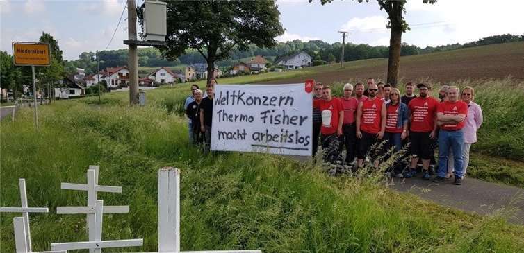 An den Ortseingängern in Niederelbert haben die Protestler Kreuze aufgestellt.