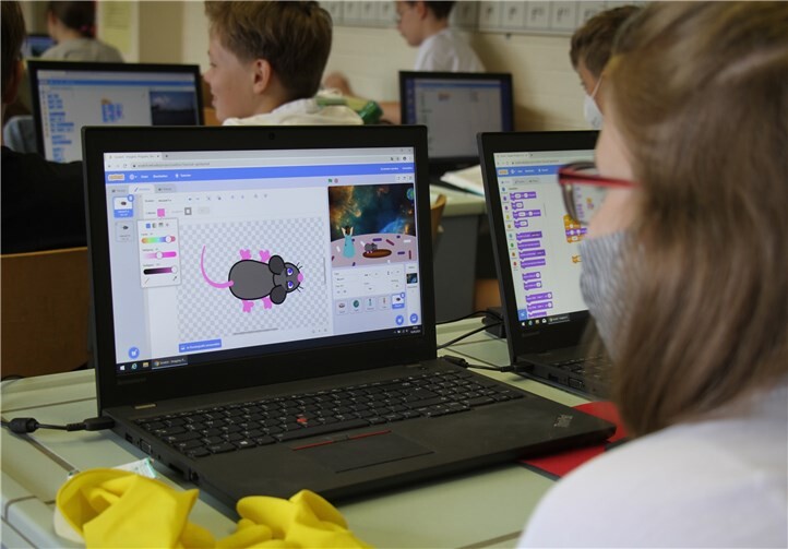 An den PCs im Computerraum und programmierten die Kinder eigenständig zum Thema „Haustiere“.