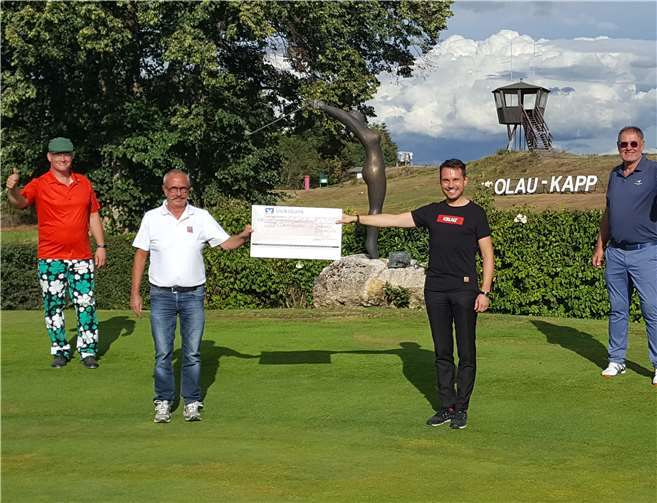 An den Schirmherrn dieses Turnieres, den Oberbürgermeister der Stadt Koblenz, David Langner, konnte der Verein so einen Scheck in Höhe von 555 Euro als Spende zur Corona-Unterstützung der Stadt Koblenz überreichen. Foto: privat