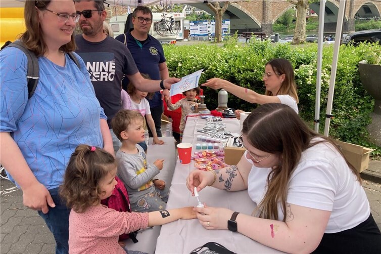 An den Schmink- und Maltischen herrschte ständig Hochbetrieb. Hier konnten Gastgeber wie Kids ihre Kreativität unter Beweis stellen.