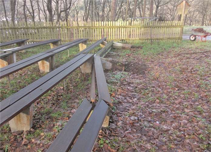 An den Sitzbänken der Schornkapelle entstand Sachschaden. privat