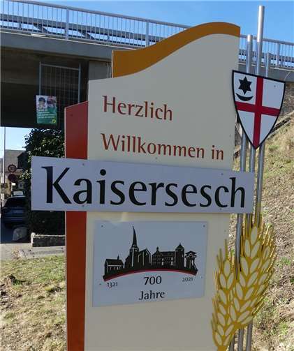An den Stadtzufahrten weisen große Hinweisschilder auf das runde Jahrhundertjubiläum von Kaisersesch hin.
