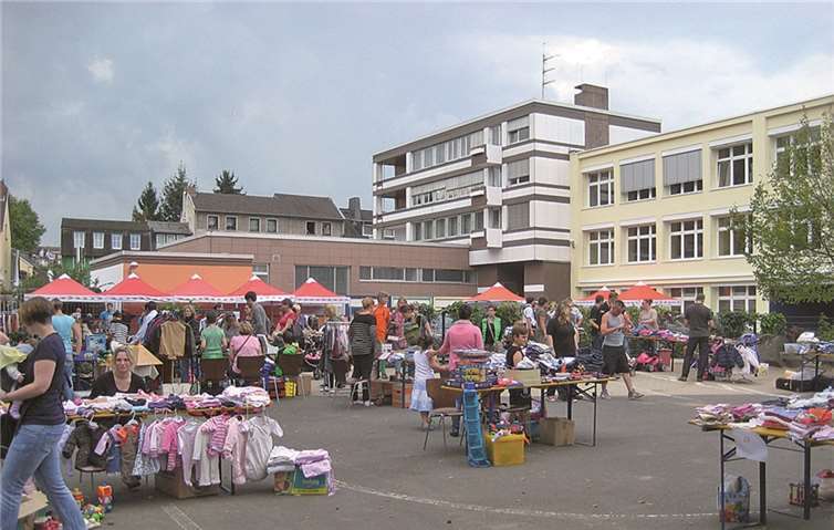 An den Ständen des Basars herrschte ein reges Treiben. Privat