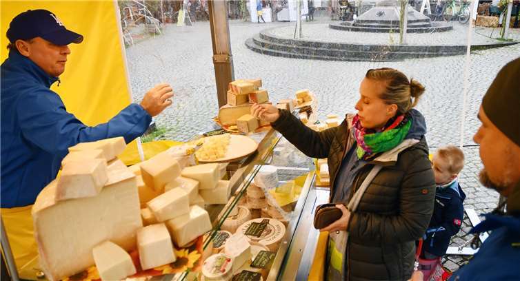 An den Ständen konnte man so manche Spezialität erwerben. Hier ging es besonders um schmackhaften Käse.