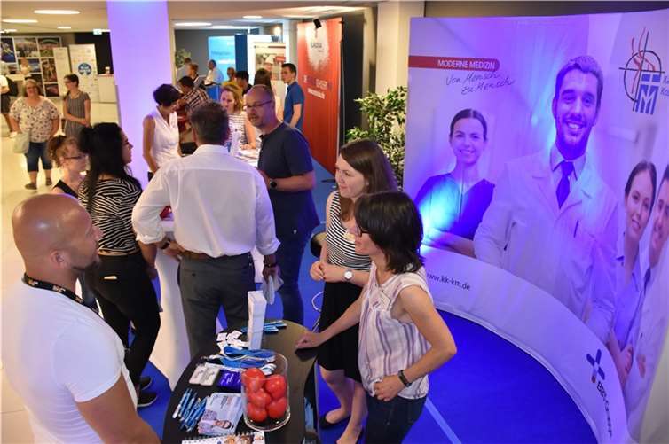 An den Ständen von mehr als 50 Unternehmen konnten sich Jobsuchende informieren und beraten lassen.