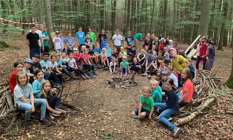 An den Stationen wurden Insektenhotels gebaut, es wurde geschnitzt oder auf Holzscheiben ein Mosaik mit Nägeln und Wolle gebastelt.Fotos: privat