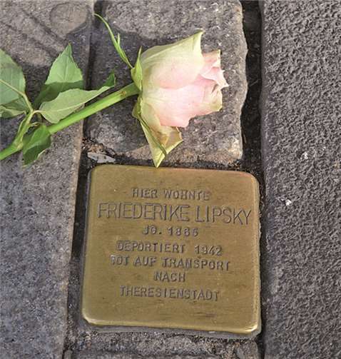 An den „Stolpersteinen“ wird eine weiße Rose niedergelegt.privat