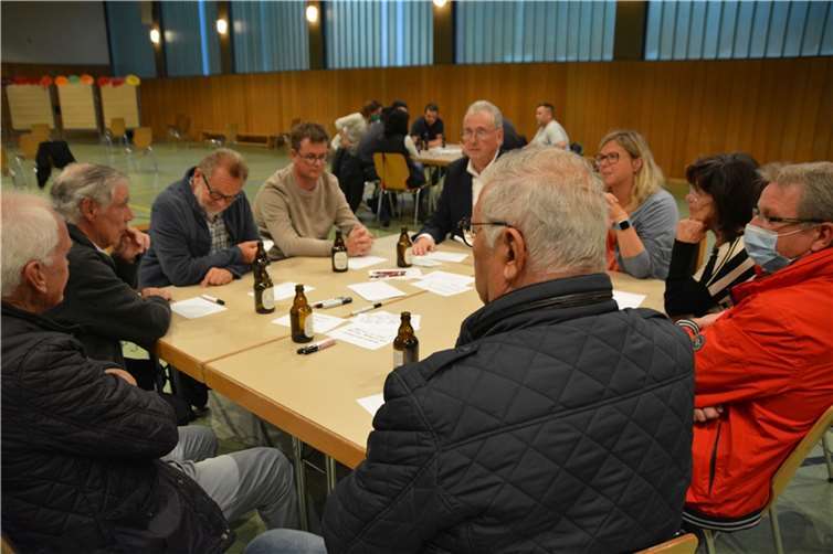 An den Tischen gab es rege Diskussionen.