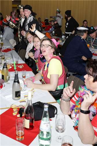 An den Tischen herrschte Partystimmung.