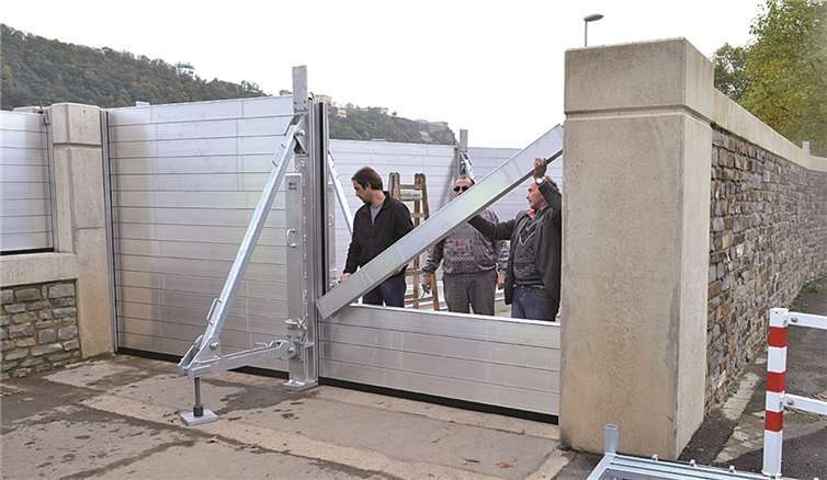An den Toren der Schutzmauer müssen die Alu-Stützpfeiler wegen des Wasserdrucks mit Ständern stabilisiert werden.